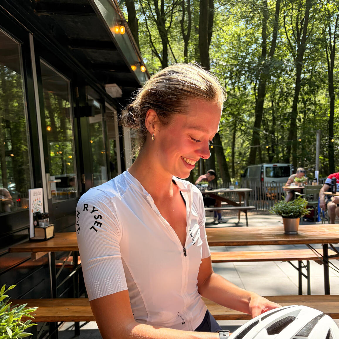 "Vrouw fietst buiten, actief en energiek bezig met bewegen"