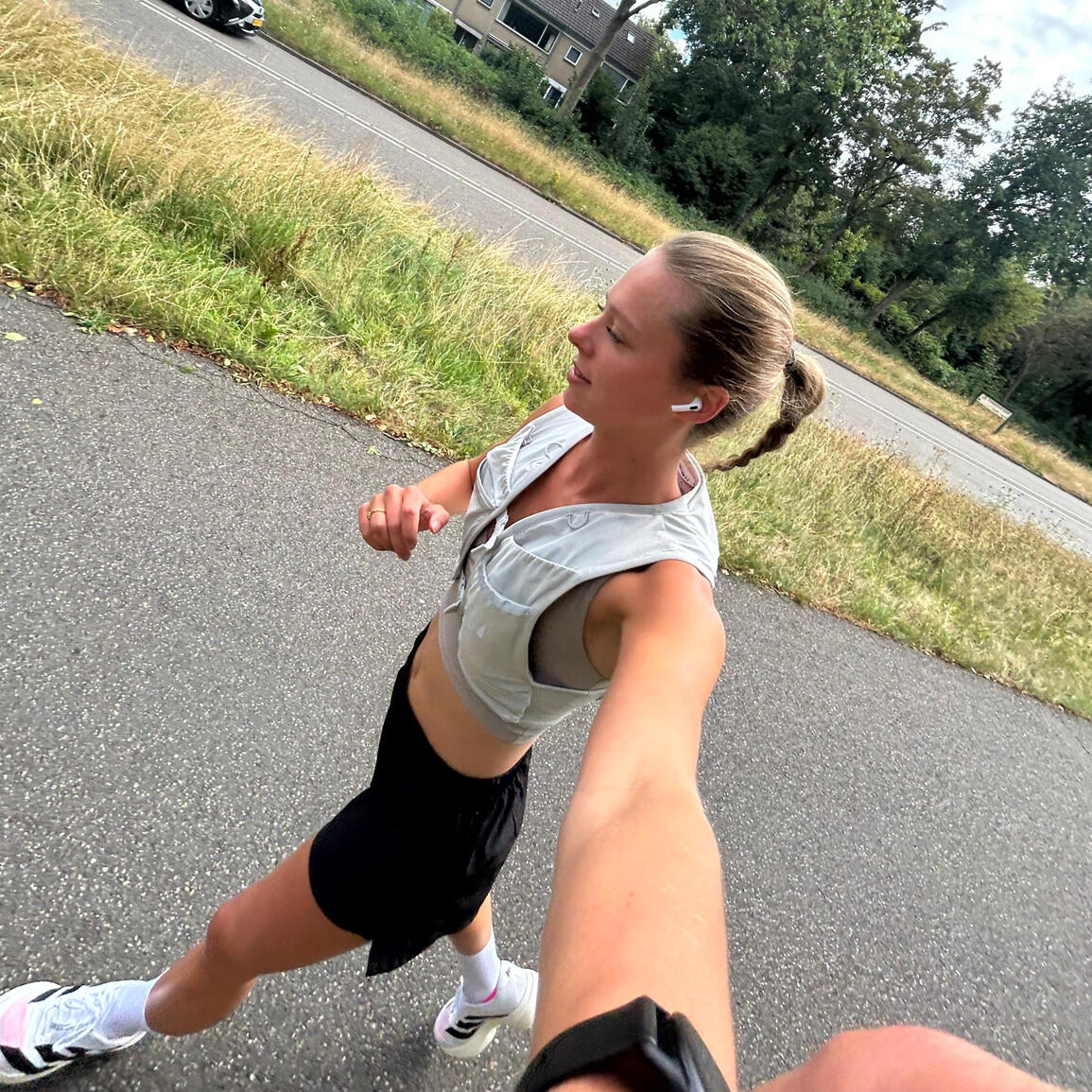 "Vrouw hardloopt buiten als onderdeel van een actieve, gezonde leefstijl