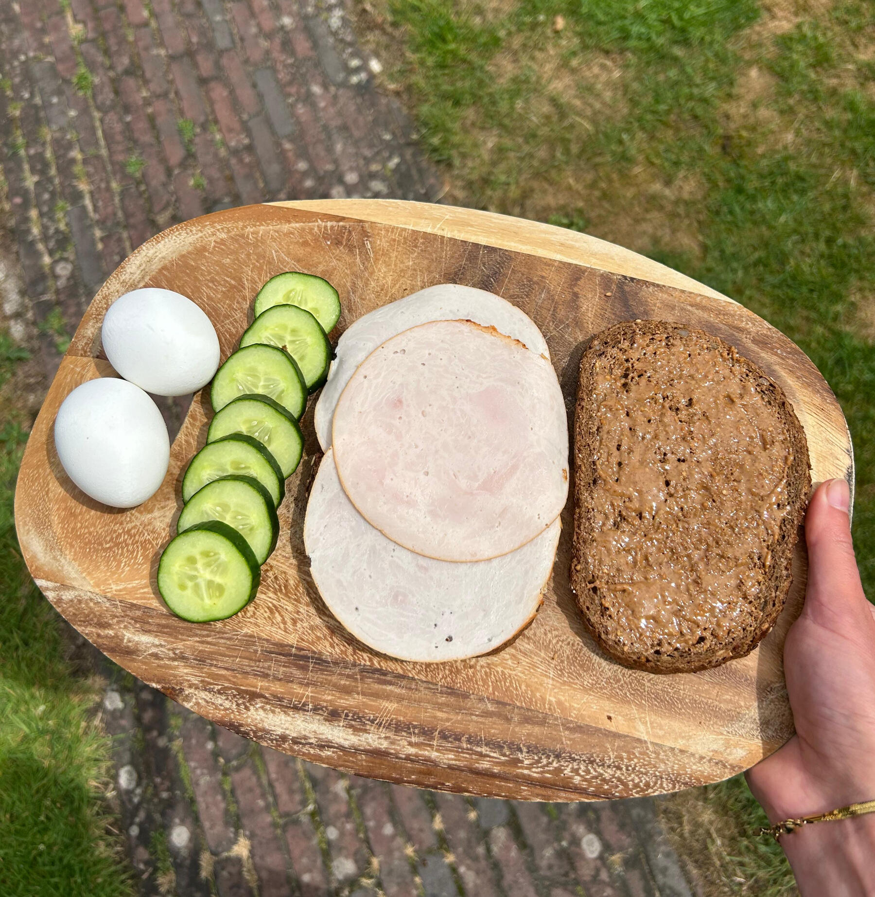 voedzame eiwitrijke maaltijd met eieren, kip, komkommer en volkoren brood"
